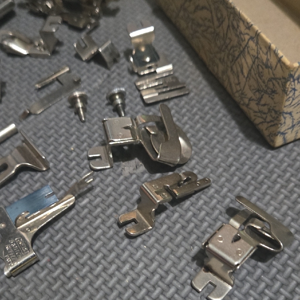 Rotary Sewing Machine Attachments Set - Picture 6 of 7